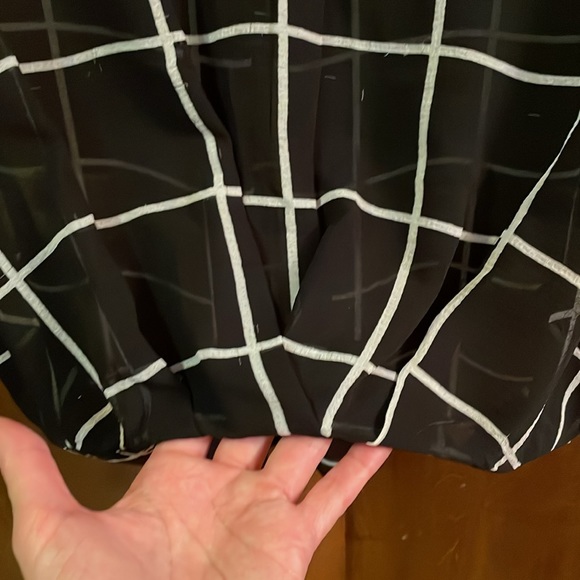 Jess black and white high low blouse. - Picture 4 of 5